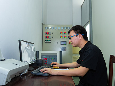 川島電器員工在檢測產(chǎn)品